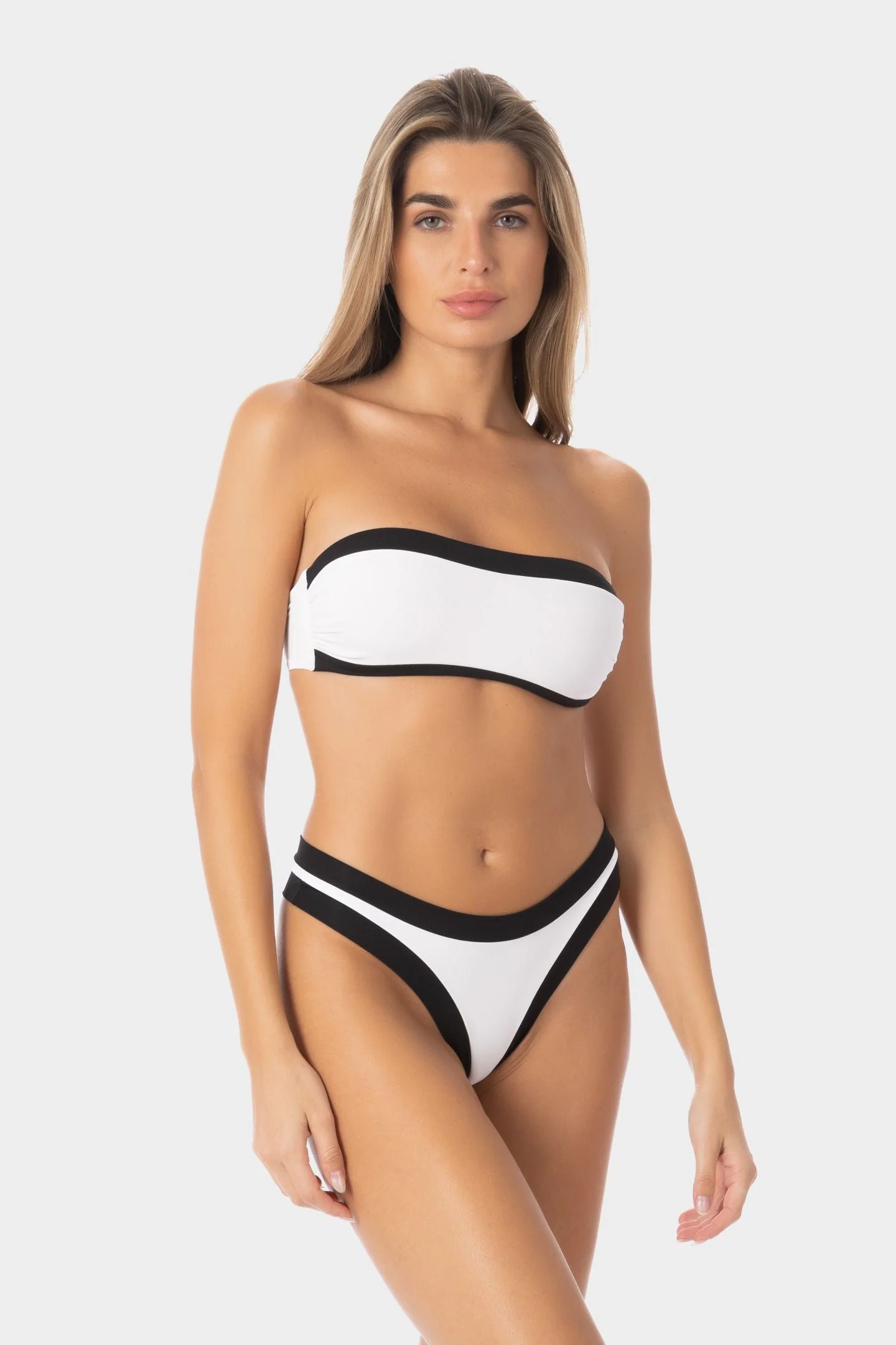 Featured image for “Bikini A Fascia Bordato Raggianti”